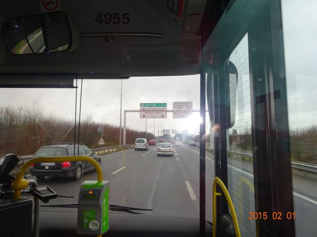 今からバスにてシャルルドゴール空港に向かいます