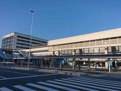 早朝の伊丹空港。旭川便が一日1便になったため接続便が早朝便になりました。
4ヶ月ぶりの空港です。