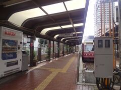 早稲田電停　１線２面のホームです。下車と乗車のホーム分かれています。