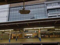 日曜日朝6時過ぎの横浜駅はガラガラです。
奥に最近オープンした駅ビル「NEWoMan」たまたまオープン日に前を通ったらすごい混雑で「密」でした(>д<*)
もう少し落ち着いたらのぞいてみよう…