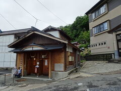 右手がおおみや旅館。
左手が上湯共同浴場です。共同浴場も後程巡ります♪