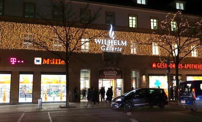 道の向こうには大きなショッピングセンター、”ヴィルヘルム・ギャラリエ（WilhelmGalerie）”。