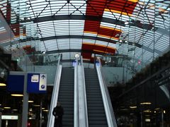 ベルギーを抜け、約3時間でアムステルダム中央駅に到着。
駅舎だけでなく、街のいたるところに目をみはる意匠が感じられ、さすがデザインの国という面持ち。