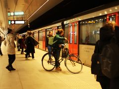 アムステルダムは運河を中心に発展した街で、海抜も低く、地面も平坦。
風が強いのもそのためですが、アップダウンが少ないため自転車が生活に染み込んでいて、いたるところで見られます。
地下鉄にも自転車ごと乗れます。