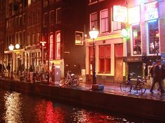 オランダは売春が合法化されています。
夜になってその売春街、飾り窓地区を見学。
運河沿いに怪しいネオンが光ります。