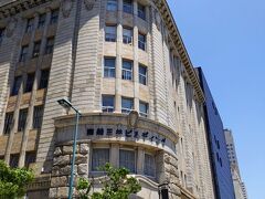 レトロビルその①三井ビルディング（旧大阪商船神戸支店）。
1922年築。設計・渡辺節。当時アメリカで流行っていたアメリカンルネッサンス様式だそう。堂々とした外観が青空に映える。