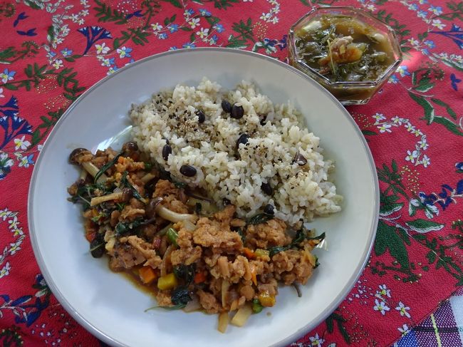 Little Good Things Maehongson <br />Vegan cafe <br /><br />きのこ炒め物と酸っぱいスープ<br /><br />オーナーシェフは2人いて<br />親子で経営してます。<br />お母さんはピンゴと言う名前で<br />私は最初お母さんとタムウア寺で知り合いました。<br />ちょうど彼女の息子が一時出家をしていて<br />お母さんとして色々と差し入れをしに来て<br />私がその時にボランティアスタッフだったので私にも良くしてくれたのがきっかけ。<br /><br />それ以来のお付き合いだからかれこれ5年位。<br />で、娘のイムを紹介してもらい直ぐに意気投合。<br />イムは英語も出来るしなんといっても日本の納豆が大好物。<br />そしてバイブルが日本人のレシピブックだし。<br />