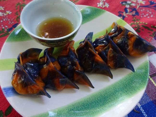 Little Good Things Maehongson <br />Vegan cafe <br /><br />今日はこれから小学生を招いて餃子作り体験会をすると言うことで<br />試作品の餃子を頂きました。<br />皮がカラフルでしょう～。<br />日本人では作らない色味。（笑）<br />