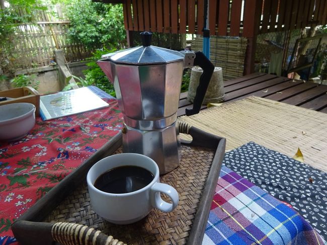 Little Good Things Maehongson <br />Vegan cafe <br /><br />一年ぶりの再会なので色々とつもる話をしてたら<br />お父さん登場！<br />お客さんには出さない自分用の特別なコーヒーを<br />入れてくれました。<br /><br />本当にこの一家のおもてなし精神は素晴らしい。