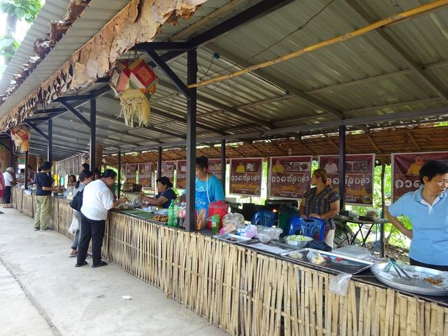 Friday Thaiyai market 　maehongson <br /><br />そんなに大きな市場ではないけど、<br />チェンマイとかでも見たことない屋台がいっぱい。