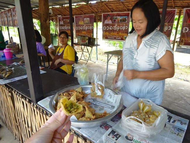 Friday Thaiyai market 　maehongson <br /><br />サモサ<br />タイヤイ族はミャンマーのシャン族の流れと言うか国が違うから<br />族の名前が違うだけで、<br />基本的にはタイヤイ族はシャン族です。<br />そうなるとミャンマーはインドとの国境もありカレー文化が入っているので<br />サモサもインド風。