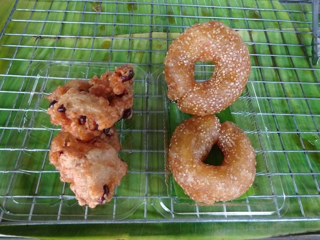 Friday Thaiyai market 　maehongson <br /><br />これはメーホンソンドーナッツ<br />インドのグラブジャムン的な揚げた後シロップにくぐらせるような感じで<br />めっちゃ甘いです。