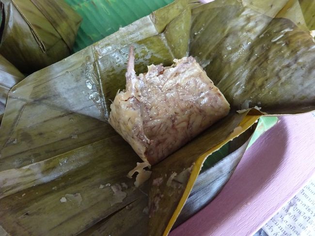 Friday Thaiyai market 　maehongson <br /><br />バナナを蒸したものだったかな。