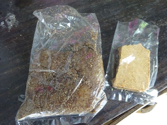 Friday Thaiyai market 　maehongson <br /><br />お餅！<br />つきたて餅を麻の実を絡ませて黒糖と一緒に食べると言うもの。<br />餅好きな私には大ヒット！<br />私が各ブースで「わー」とか「きゃー」とか言ってたから<br />ピンゴが片っ端から一個づつ買ってくれて全部食べなさい！って渡してくれました。<br />いやいや一人で食べきれないでしょう（笑）<br />本当にありがたいですね。