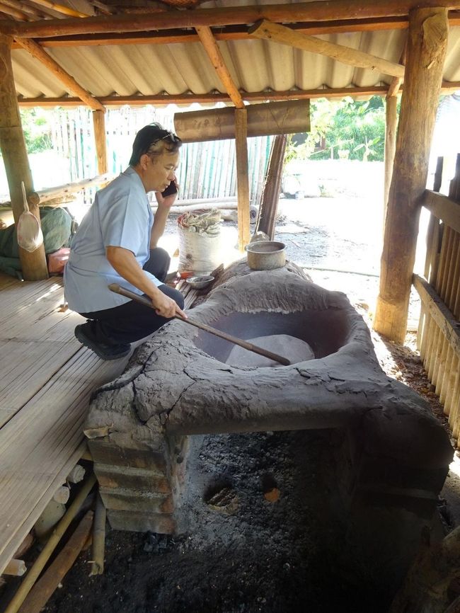 Nuts factory maehongson <br />豆の直売所　メーホンソン<br /><br />塩を釜で炒ってそこに豆を入れて火入れをします。<br />なのでほんのり塩味。