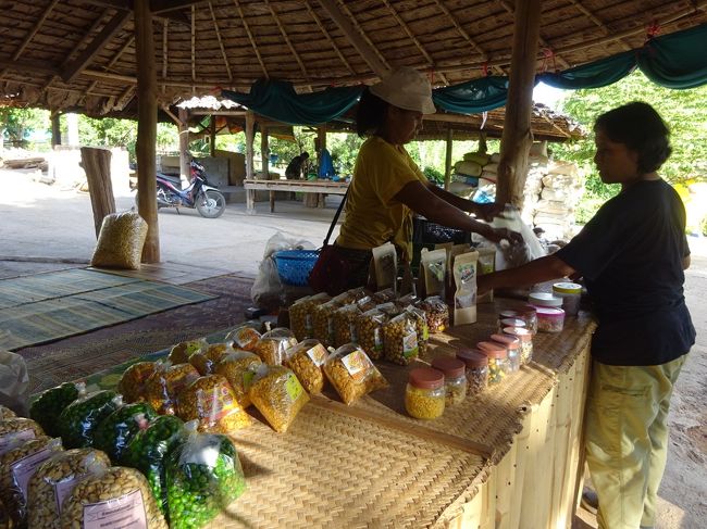 Nuts factory maehongson <br />豆の直売所　メーホンソン<br /><br />ピンゴが大人買いしてます。<br />お友達に配ったり、<br />もちろん自分も沢山食べるから！って。<br />そして私にもお土産～って沢山買ってくれました。<br />食べきれないので半分はお寺にお裾分け。