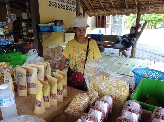 Nuts factory maehongson <br />豆の直売所　メーホンソン<br /><br />と言うメーホンソンの1日でした。<br />メーホンソンは路線バスしか走っていないので(それも本数が少ない)<br />ちょっと郊外に出るにはレンタルバイクが便利だと思います。<br />レンタルバイクは1日150Bが相場。<br /><br />あー、いつもだったらこの時期はメーホンソンにいるのになぁ。<br />コビットめ！！<br /><br />