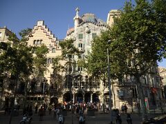 Casa Batllo（カサ・バトリョ）

車から眺めただけで、入場はしませんでした。
皆さんご存知のように、アント二・ガウディの作品群としてサグラダ・ファミリア、グエル公園、カサ・ミラとともに世界遺産に登録されています。
朝早かったのですが、既に入場待ちの人たちで、いっぱいでした。