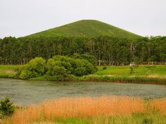 この日向かったのは、東区にあるモエレ沼公園

基本設計は彫刻家のイサム・ノグチ氏によるもので、２００５年に竣工した。

公園の中にひときわ目立つ山があるが、人工で作られた札幌で一番低い山「モエレ山」だ。