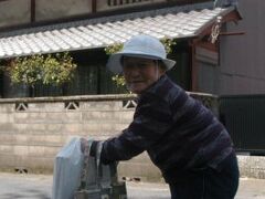 手原駅前の稲荷神社でのこと
手のひらの形をした石の大きなベンチに腰を掛けて休息
声を掛けられて話し込んでしまった　８８歳「この車は便利・・」
今日は老人会の昼食会だったとか　３００ｍ先のお宅まで道ずれに