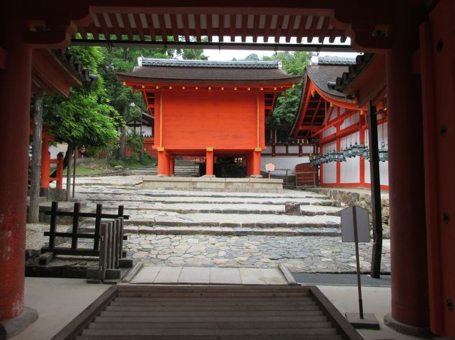 内侍門<br /><br />奥に春日大社の建物が少し見えます。