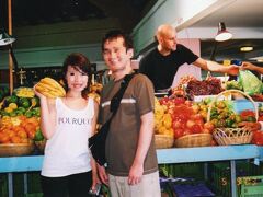 新婚さんカップルと朝市へ。

色んなお魚やお野菜、フルーツ、お土産たくさんありました。

