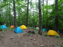 富士見平小屋前にはたくさんのテント。今夜は雨予報なので大変そうですが。。。