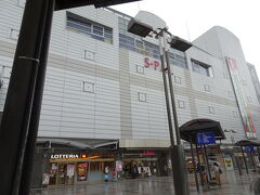 山形駅到着、またまたどしゃ降りの雨！
目の前の駅ビル、S-PALに駆け込みます。
