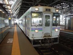 翌朝、7時40分発で富良野行きの終点まで乗ります。旭川駅は札幌と稚内、網走、富良野への起点となる主要駅です。2011年に高架化され近代的なホームになり驚きました。