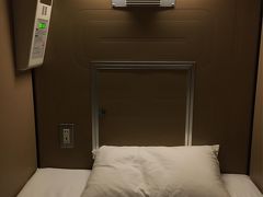 前日が深夜まで仕事＆朝８時の便だったので銀座のカプセルホテルに前泊しました。