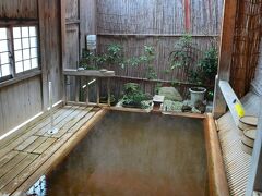 この日の宿は萬盛閣。
男鹿温泉唯一の貸切露天風呂があります。
湯は塩辛い茶色の湯。
同じ秋田の強首温泉を思い出しました。