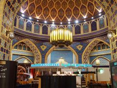 場所を移動して、イヴンバドゥータモールへ。
ここには世界一（？）美しいともいわれるアラビア風のスタバがあります。
ラマダン中なのでテーブルは全部使えないのでガラガラ。