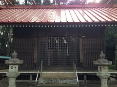 野々宮神社は道に迷って一度通り過ぎて霊巌寺にお参りして、
その帰りにやはり寄ってみた。
先客の女性がやはり自転車で観光でお参りに来ていた。
ブリキの屋根の小さい神社なので大したことないと思っていた。