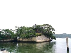 五大堂
瑞巌寺の境外仏堂。
松島遊覧船が出ている桟橋から見ると海岸から少し突き出た岬のように見えますが、2本の橋で陸とつながった島になっています。