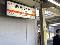 大垣12:19着、12:42発。待ち時間が20分あったのでここでトイレ休憩&昼食買い出し。
