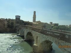 ベローナの街を流れる川と橋の様子