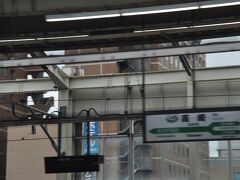 　上越新幹線と合流する高崎駅では、少し徐行して通過します。