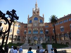 Hospital de Sant Pau（サン・パウ病院）

この建物は、Lluis Domenec i Montaner（リュイス・ドメネク・イ・モンタネール）が手掛けました。
彼はバルセロナ建築学校時代に、ガウディの先生でした。
彼の遺した建造物には、カタルーニャ音楽堂もあります。いずれも世界遺産に指定されています。
19世紀末のモデルニスモ（アールヌーヴォー）として活躍しました。
この目の前の通りは、ガウディ通りです。
このサン・パウ病院からサグラダ・ファミリアまでは、一直線になっています。
