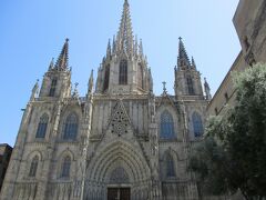 La Catedral de la Santa Creu i Santa Eulalia（サンタエウラリア大聖堂）

こちらは司教座聖堂です。
建物の壮大さもさることながら、この大聖堂のコンペに、モンタネール（サン・パウ病院を手がけた）とガウディのコンビが応募しました。モンタネールが題字を、ガウディが作図をしました。
でも、残念ながら落選しました。
まだ、二人とも若かった頃のことです。