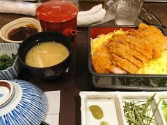 さあ、駅弁では物足りないので次の朝食は…

はい、嘘です、すみません(笑)
写真は一気に名古屋駅のうまいもん通りにあるキッチンなごやというお店での昼食まで飛びます。

注文したのは味噌カツ重ひつまぶし。名古屋めしの代表的な味噌カツとひつまぶしを掛け合わせたなんとも憎い演出を繰り広げているお料理です。
まず、カツの上にタレとなる味噌をかけ、その後はうなぎのひつまぶしと同じ要領でいただきます。

一杯目はそのまま、二杯目は薬味を乗せて、三杯目はさらに出汁をかけて、四杯目はお好みで。
カツは薄切りで非常に食べやすく、とても美味しかったです。