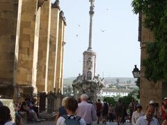 トリホス通りの先にサンラファエル勝利の像があります。
Triunfo de San Rafael de la Puerta del Puente
