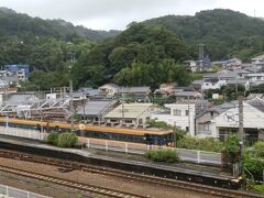 金谷駅で下車。幸い雨は小降りになっており、空港行きのバスが来るまでの間、高台に上って大井川鐡道の車両を待ち構える。
やって来たのは近鉄特急のお下がりだった。