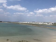 赤嶺駅からバスに乗って瀬長島へ。
那覇空港着陸時に見える島です。
第2滑走路が出来ると第1滑走路は離陸用になるので着陸する飛行機を見に行きました。