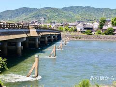 三室戸寺から住宅街をゆっくりと歩いて
宇治川に架かる宇治橋に出てきました。

この日、鴨川でも感じましたが
宇治川の流れも勢いよく流れていました。

このところ雨続きだったのか？
急に決まった旅で、こちらに向かう
前日くらいからしか天気をチェックしませんでした。
普段なら旅先の天気は一週間前には毎日チェックを
入れているかな。まぁそれも楽しみの一つですね。

画像の向こう側宇治橋のたもとへ着いたところで
そろそろお腹が空いてきました。
回転寿司と甘味茶屋が並んていました。
お昼時に差し掛かったところで
回転寿司は並んでいましたし
甘味と言うよりランチを