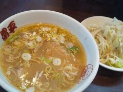 つけ麺のスープとトッピング。
これが既にボリューム満点！