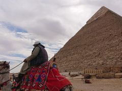 カフラー王のピラミッドとラクダ乗り