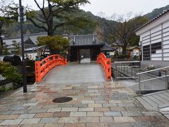 翌日チェックアウトして、部屋から見えていた須磨寺に行ってみました。

ホテルから歩いてすぐのところです。

赤い欄干は龍華橋で、左右に放生池があります。