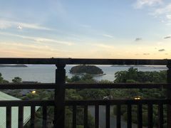 夕食はメインディナールームで、フレンチをいただきました。

窓際の席だったので、竹島と三河湾の景色を眺めながらの夕食となりました。