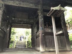 杉本寺の山門、仁王門。
バス通りから本堂までの階段の、中間あたりにあります。門の左右には、江戸時代に運慶の手によるという仁王像が納められていて、山門を守っています。
