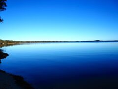 マイオール湖 Myall Lakeは海に面して半分塩水の湖です。もうすぐ日が沈んで来ます。この日の宿泊地はポートマッコーリーですが、ここから100Km以上離れており残念ながらこの間の他の見所は寄れません。見所の間に距離があり移動に時間がかかるので、やはり訪れる場所は日に2箇所位がちょうど良い様です。